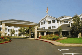 Astor House at Springbrook Oaks - Holiday