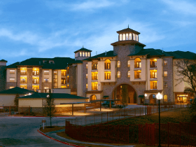 Chateau on Wildbriar Lake